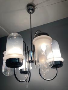 Vintage Kronleuchter aus den 70er Jahren mit sechs Leuchten, verchromt und Murano-Design. Elektrifiziertes Modernariat.